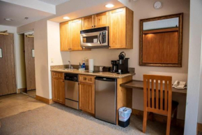 Studio Perfect Location 322 with Pool and Hot Tub